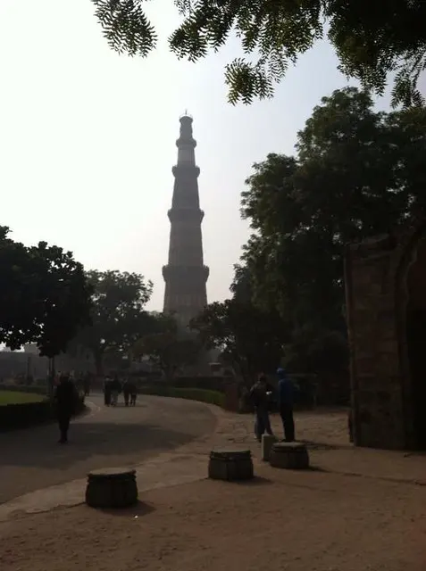 Qutab Minar, одна из самых известных достопримечательностей Дели и Индии