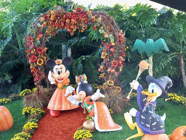 Декор Хэллоуина в Disneyland Tram Route