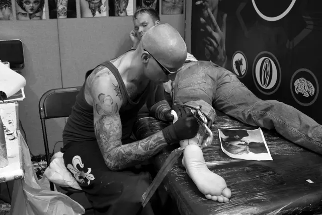 London Tattoo Convention 2009 — художник-татуировщик со ссылочным изображением
