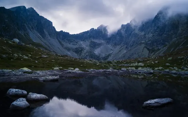 Природный пейзаж: белый цвет, синий цвет, отражения