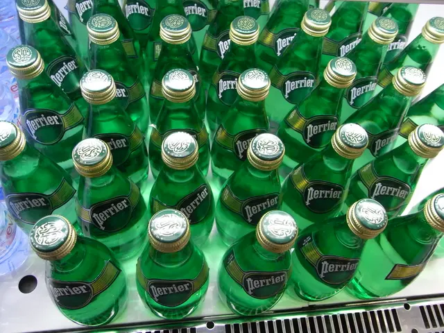 Файл: HK Peak Tower ⁇ продуктовый магазин Perrier Drinking Water.