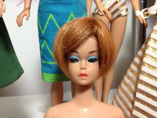 Королева моды с винтажным титановым париком Mattel, нарезанным на лохматую прическу