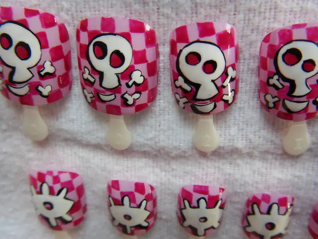 Обсуждение Cheeky Bones Nail Art