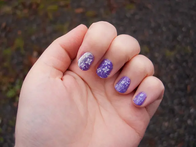 OPI A Grape Fit! с белыми ногтями