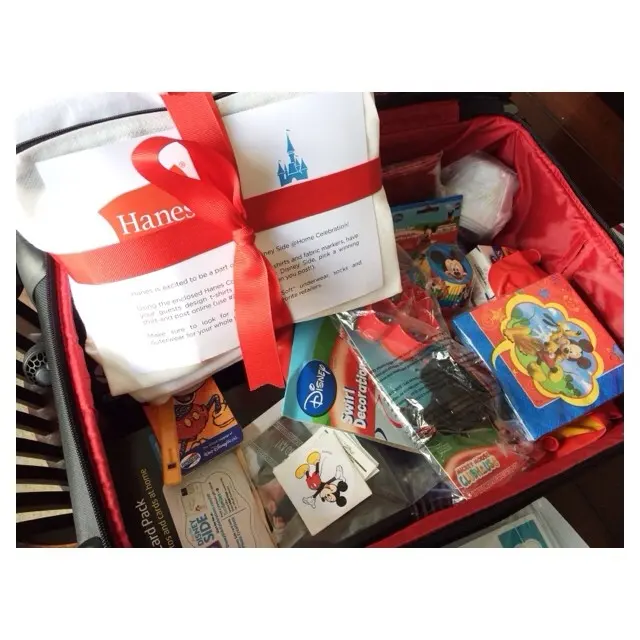 Задавался вопросом, что было в этой коробке #disneyside? 28 фунтов вечеринки Disney FUN! {an @amtourister suitcase, Hanes t — рубашки, Disne