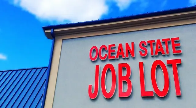 Ocean State Job Lot Store New England Close Out Bargain Store Chain. Ocean State Job Lot Sign Логотип здания фасад.