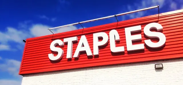 Staples Store вывесил логотип фасада здания, Почтовая служба США, Staples Home Office поставляет пакет Strike Picket #Staples # #StaplesStor