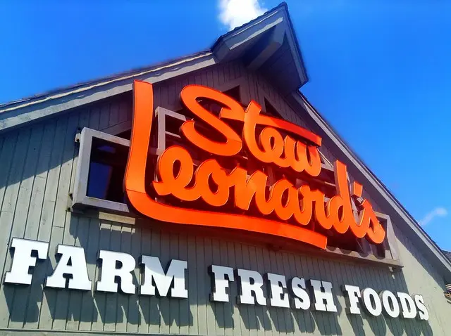 Stew Leonard’s Farm Market Grocery Store «Stew Leonard’s» Знаковый фасад здания Creative Commons от Майка Моцарта из TheToyChannel An