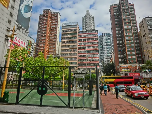 Файл: HK Yau Ma Tei Public Square Street Arthur Street Знак имени с видом на фасады здания Nathan Road Февраль-2014 баскетбольная площадка.