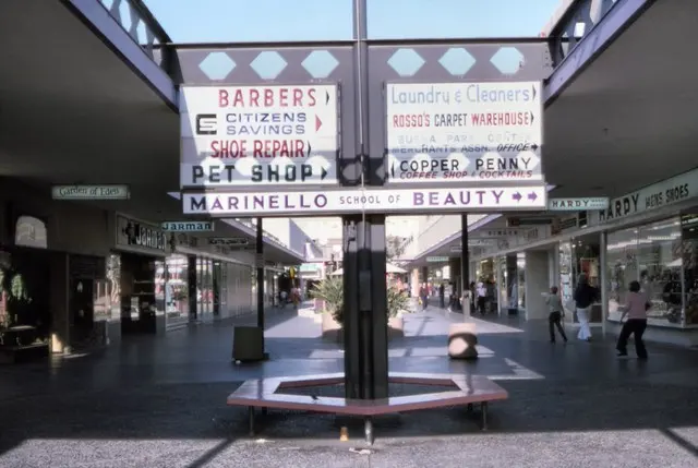Интерьер Buena Park Mall, май 1975 г.