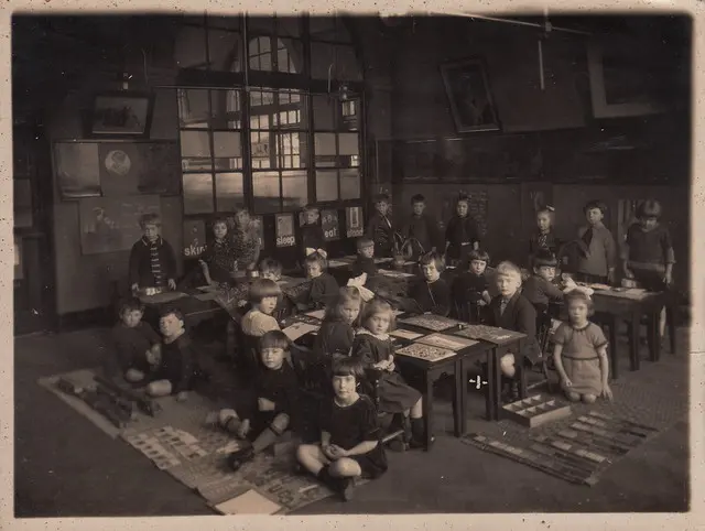 Интерьер классной комнаты, неизвестная школа (1920-е годы)