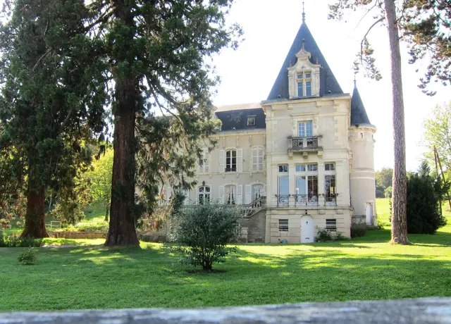 Загородный дом (AKA Château Gaillard) с архитектурными особенностями французского Ренессанса - панорама
