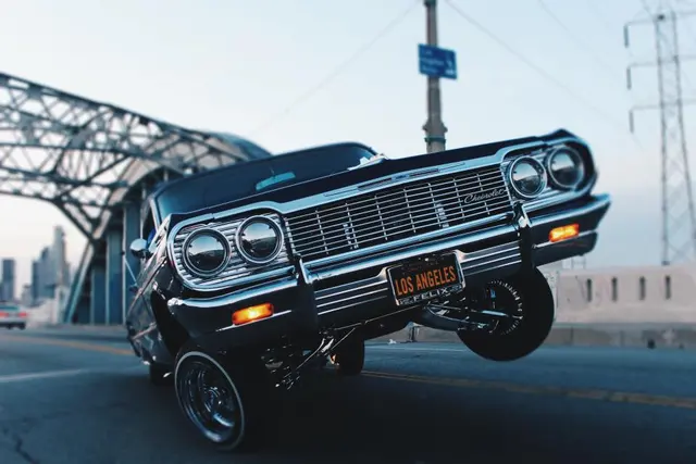 Автомобиль Lowrider