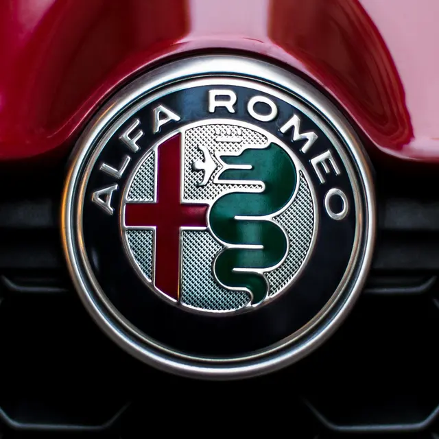 Значок ALFA ROMEO на автомобиле (обрезан)