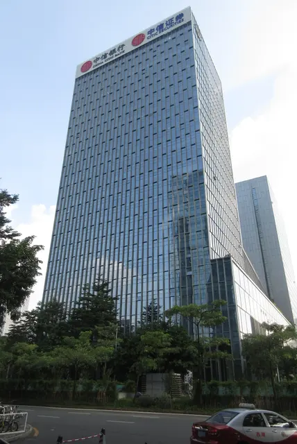 SZ  ⁇  Шэньчжэнь  ⁇  Industrial Futian  ⁇  Kerry Plaza  ⁇  Fuhua Road Октябрь 2017 Фасад офисного здания IX1 CITIC Securities Tower