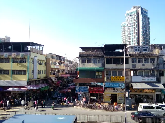 Файл: HK Sheung Shui  ⁇  Lung Sum Avenue Вид на фасады зданий Shek Wu Hui Ян 2017 Lnv2 04.jpg