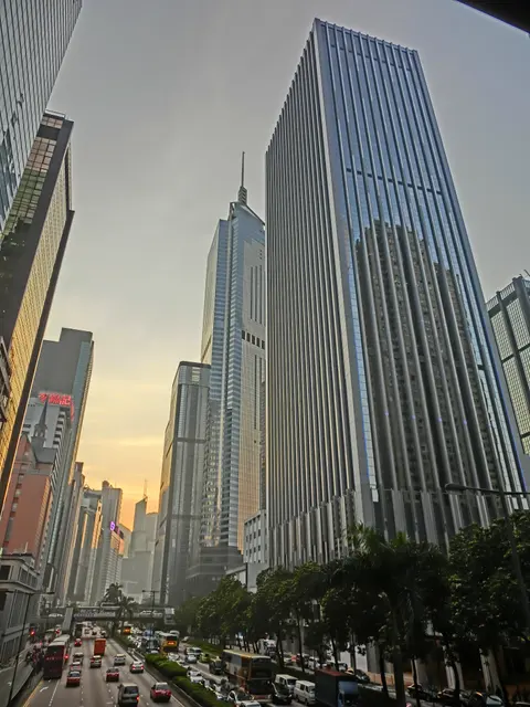 Файл: HK Wan Chai  ⁇   ⁇  Gloucester Road China Ресурсные фасады Центральная Плаза вечерний закат Мар-2013.JPG