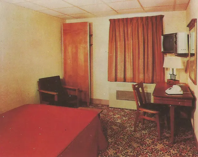 CEN Clare MI RPPC 1950-х Спальня INTERIOR Doherty Motor Hotel & Cottages построена в 1924 году сенатором AJ Doherty Photographer Unk1