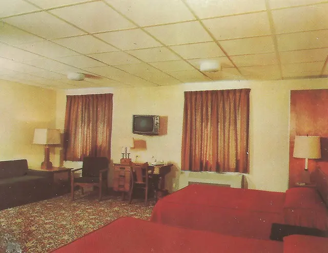 CEN Clare MI RPPC 1950-х Спальня INTERIOR Doherty Motor Hotel & Cottages построена в 1924 году сенатором AJ Doherty Photographer Unk2