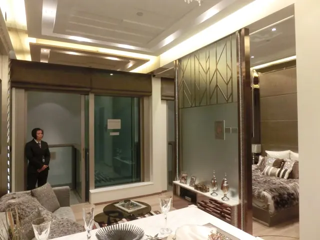 Файл: HK Wan Chai Hopewell Centre 8th floor showflat  ⁇  The Avenue  ⁇  гостиная n спальня интерьер Dec-2013 01.JPG