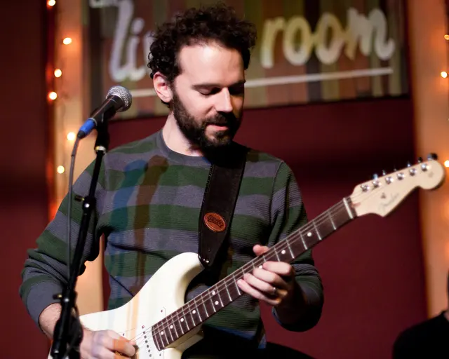 Noam at Living Room 2010 Адам Джейсон Шерер.jpg