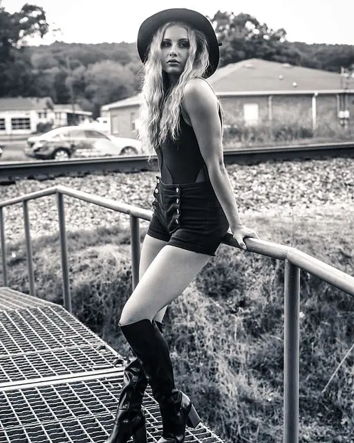 Lexie #fitgirls #fitness #style #fashion #outfit #bw #bw_photo #bw_photooftheday #bnwphoto #muse #badass #boots
