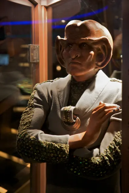 Манекен в макияже Ferengi и униформе