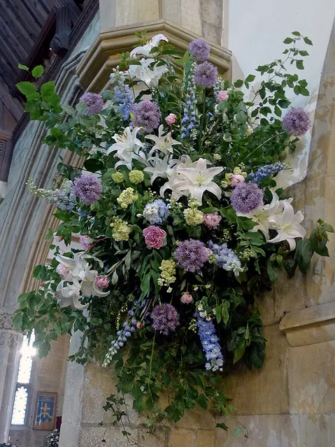 Свадебные цветы над кафедрой, церковь Alnwick Parish Church - geograph.org.uk - 3526674