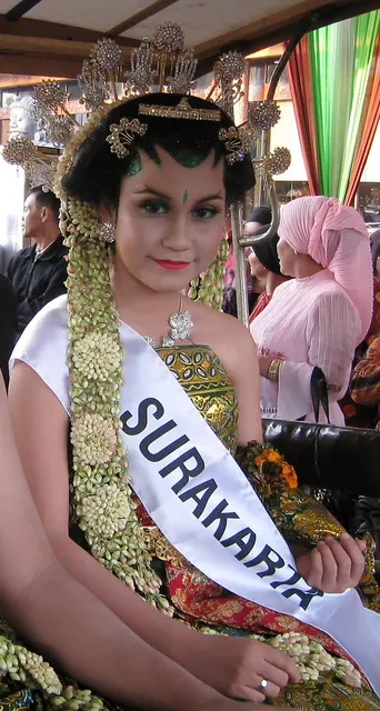 Файл:Javanese Surakarta Bride.jpg