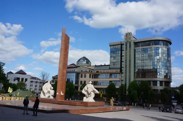 Современное здание Ивано-Франковск