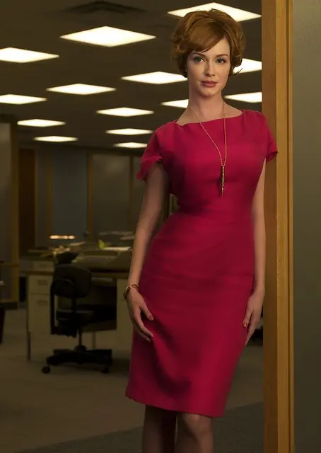 Джоан Холлоуэй представилась в красном платье - Fashion of Mad Men