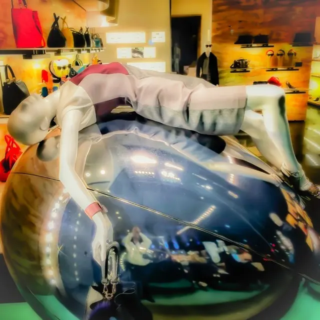 Домохозяйка Беверли-Хиллз #beverlyhills #losangeles #mannequin #dress #fashion #amazing #beautiful #color #colorful #instago #instacool #ins