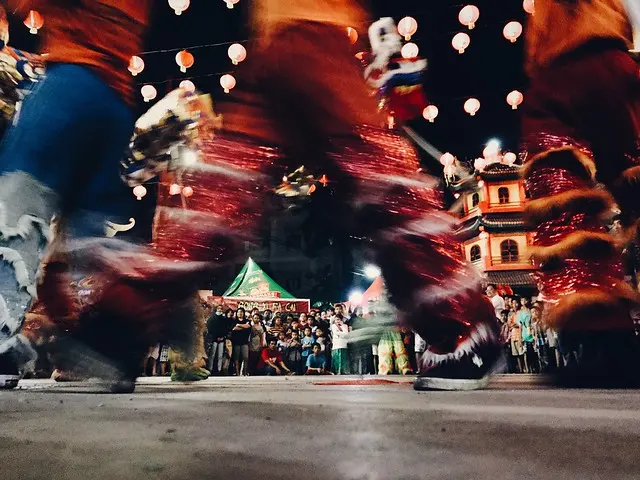 Red Pants Blurred Motion Освещенная ночь празднования Большая группа людей Motion Travel Destinations
