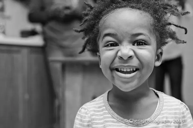 Черно-белая детская портретная фотография CherieJPhotography