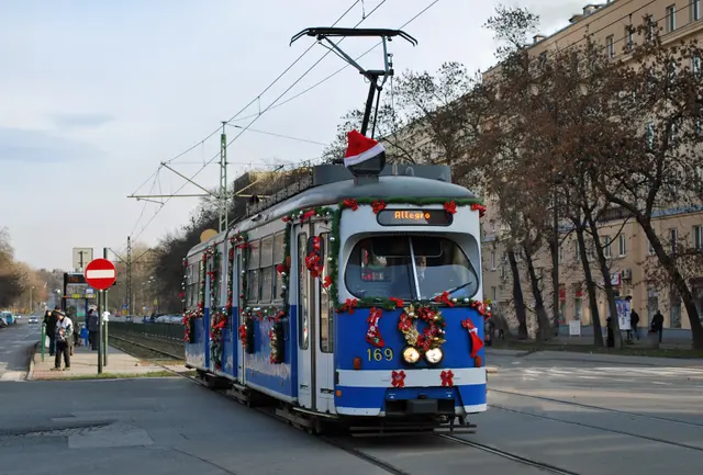 Трамвай SGP Lohner E1 (рождественское украшение), проспект Солидарности, Нова Хута, Краков, Польша