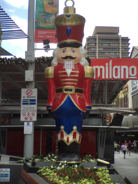 Рождественские украшения в Queen Street Mall, Брисбен, 2015 03