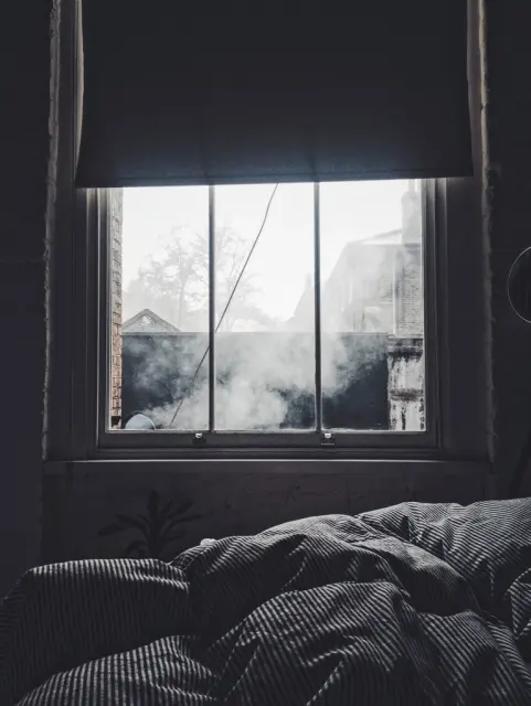 Внутренняя спальня одеяло окно