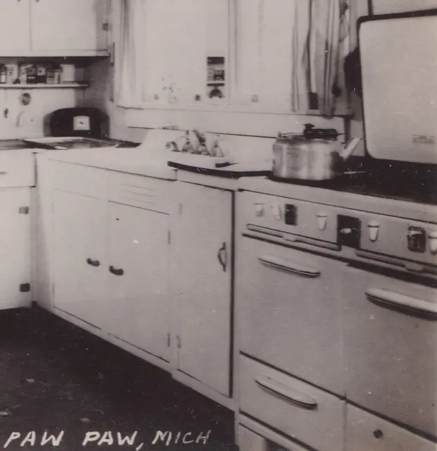 SW Paw Paw MI RPPC 1940s KITCHEN INTERIOR at THE LAKEVIEW LODGE VACATION RESORT on Eagle Lake четыре мили к западу и три мили к югу от Paw P