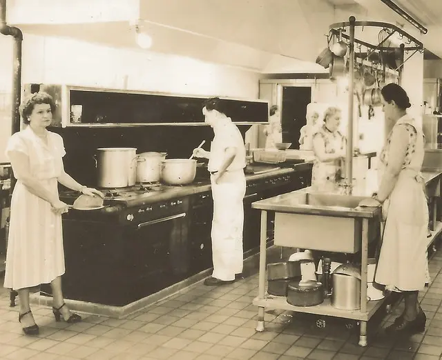 SW Grand Rapids MI 1930-х RPPC Кухня ME Churchs MJ Clark Memorial Home открылся в 1906 году на улице Шермана Фотограф Унк2