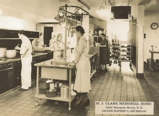SW Grand Rapids MI 1930-х RPPC Кухня ME Churchs MJ Clark Memorial Home открылся в 1906 году на улице Шермана Фотограф Unk1