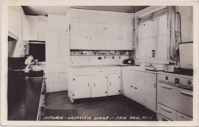 SW Paw Paw MI RPPC 1940s KITCHEN INTERIOR at THE LAKEVIEW LODGE VACATION RESORT on Eagle Lake четыре мили к западу и три мили к югу от Paw P
