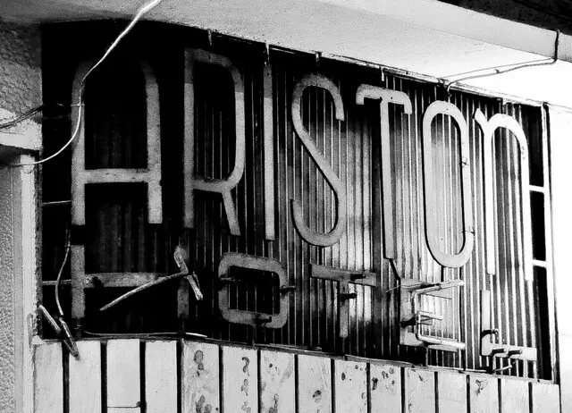 Старый отель Ariston Sign (черно-белая фотография)