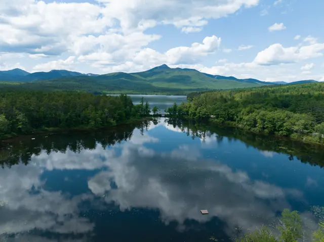 Озёрный пейзаж: отражения, лес, горы