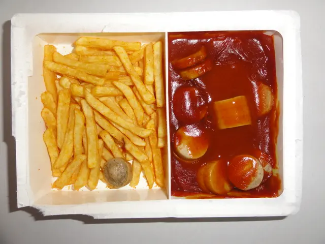 Готовы съесть микроволновую еду (телевизионный ужин) Currywurst с картофелем фри