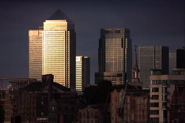 Небоскребы Docklands отражают закат
