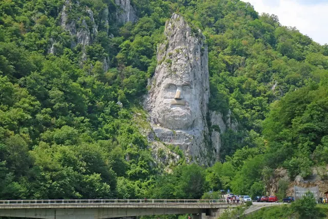 Скалистая скульптура Децебала