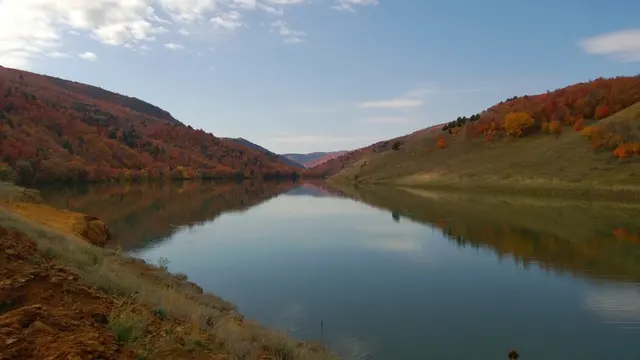 Осенний озерный пейзаж